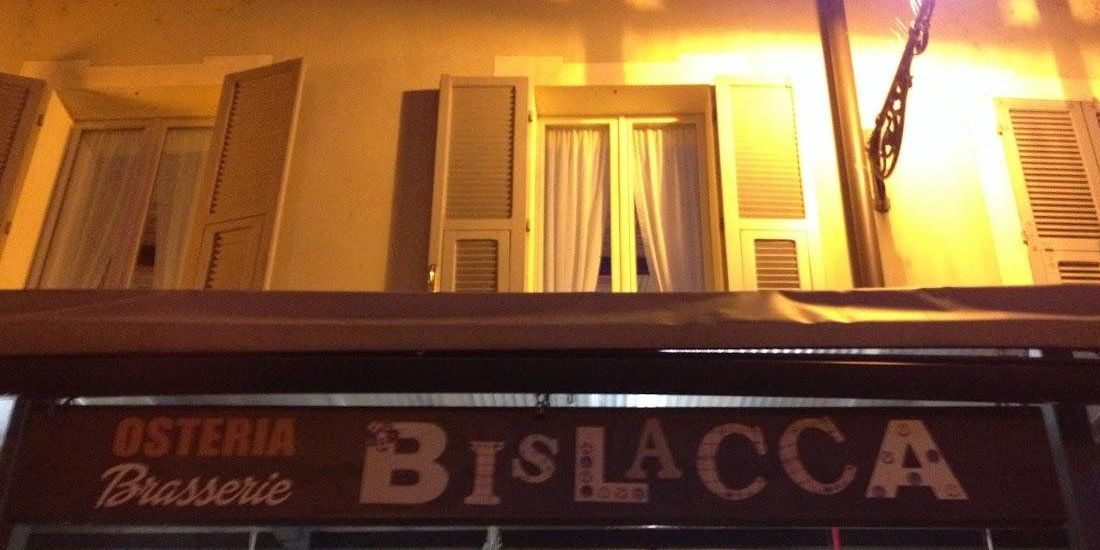 L'insegna Osteria Brasserie Bislacca sopra l'ingresso