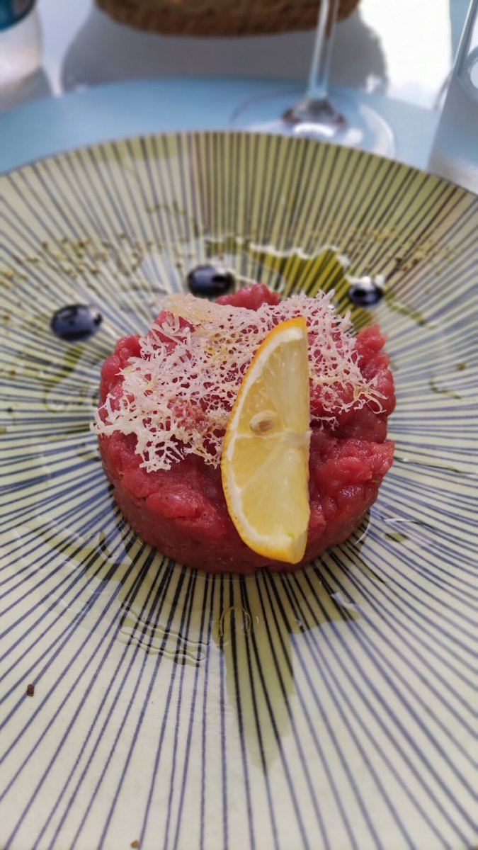 Tartare di manzo con germogli e limone
